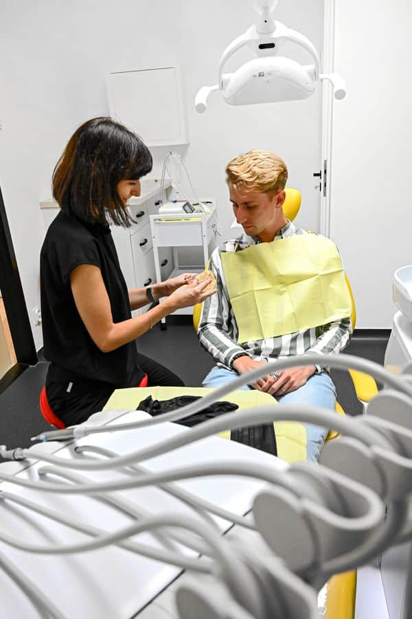 Fogorvos pácienssel konzultál