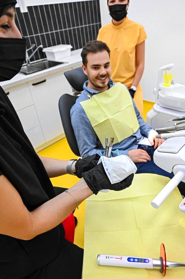 Páciens a Denteo fogászaton fogtömésre készülve