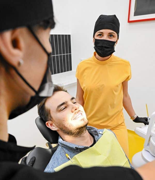 Páciens orvos és asszisztenssel fogtömés után a Denteo fogászaton